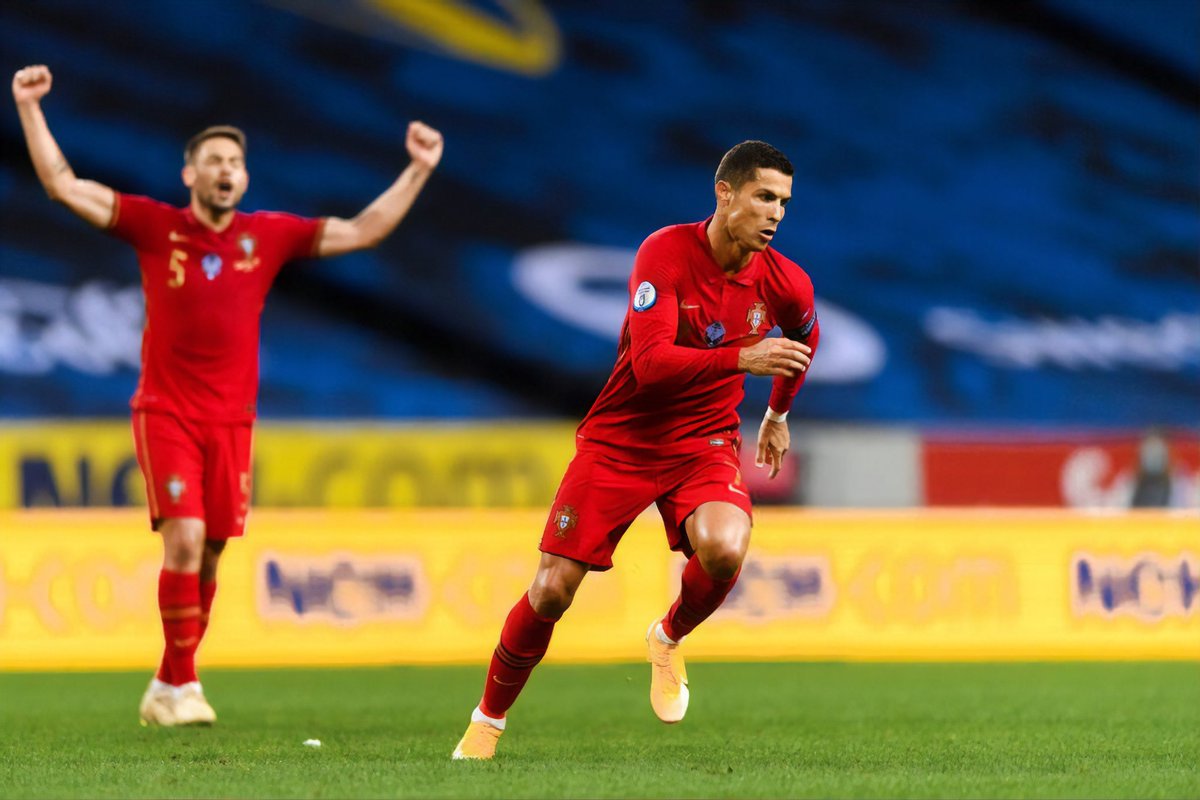 Ismael_39's tweet photo. FT. Suecia 0-2 Portugal.

➔ Nuevo triunfo portugués en la UEFA Nations League.
➔ Cristiano liquidó con DOBLETE de golazos (sus anotaciones internacionales 100 y 101).
➔ La roja de Svensson condicionó a los locales, aunque ya estaban siendo superados.
➔ Olsen evitó la goleada https://t.co/msmxTy4Opt