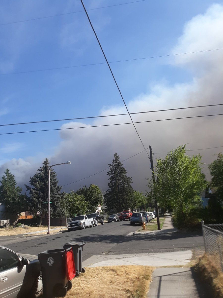 moonfried's tweet photo. It's close. Ashland, Talent and Phoenix evacuated ๐๐ผ for everyone. Of course there's some freak wind storm too. #BugOutReady https://t.co/3SIlseA1IC