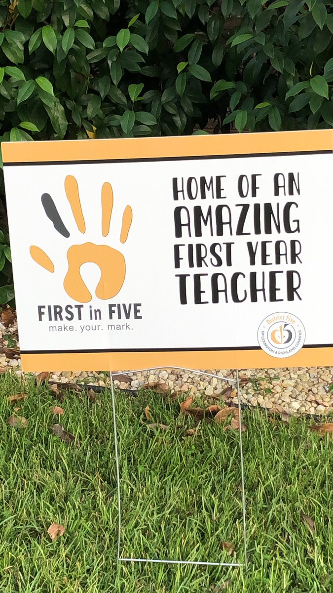 Lorijpowers1's tweet photo. How awesome is D5 to celebrate their FIRST YEAR TEACHERS!! So proud of Alyssa Powers at DFES ... those 3rd graders are so lucky to have you!! #PrideIn5 https://t.co/rse71o9PUM