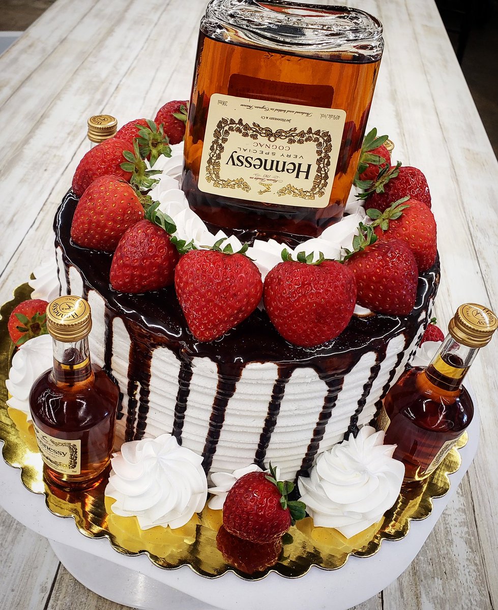 Sweets4Success's tweet image. 🥃#Hennessy &amp;amp; #Berries 🍓
Got that haute 🍫💦..
.
.
#kaybeecakes #growdesotomarketplace #birthdaycake #cakesofinstagram #customcakes