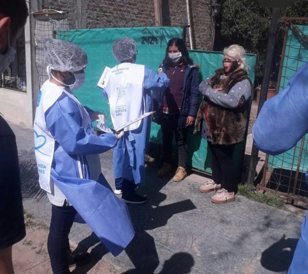 dlTorrePablo's tweet photo. Realizamos el  casa por casa número 62. En estos operativos, hicimos 14 860 consultas, el 41 % de las personas que presentaban síntomas compatibles con covid 19 , dieron positivos. Gracias a estos operativos, pudimos detectar y frenar varios focos de infección. https://t.co/8nn89EybAo