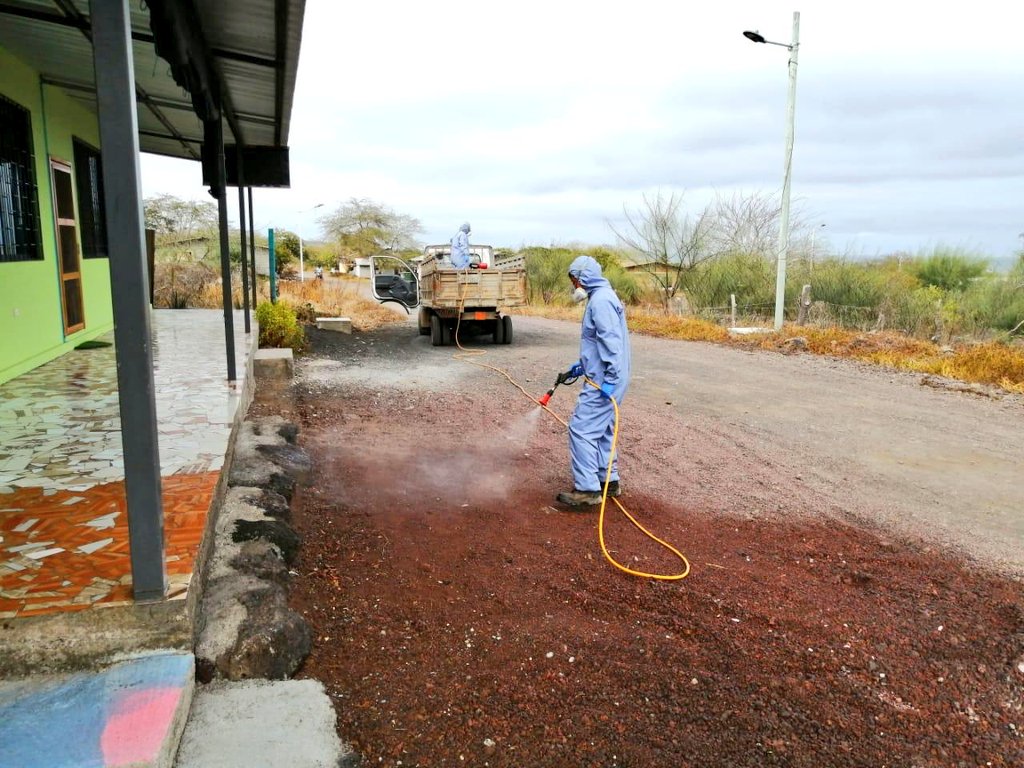ABG_galapagos's tweet photo. #Floreana| Desinfectamos lugares estratégicos como prevención de #COVID19. En la isla libre de contagios, utilizamos Ácido hipocloroso, donado por nuestros aliados estratégicos @GreenControl2 (@NeuthoxEcuador-@Germex) Actividad realizada con el Gad de la Parroquia Santa María. https://t.co/C3oDobsFHG