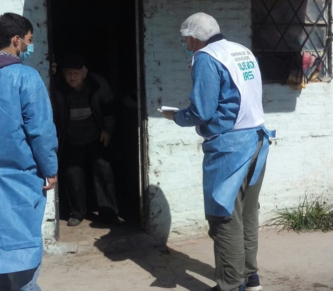 dlTorrePablo's tweet photo. Realizamos el  casa por casa número 62. En estos operativos, hicimos 14 860 consultas, el 41 % de las personas que presentaban síntomas compatibles con covid 19 , dieron positivos. Gracias a estos operativos, pudimos detectar y frenar varios focos de infección. https://t.co/8nn89EybAo