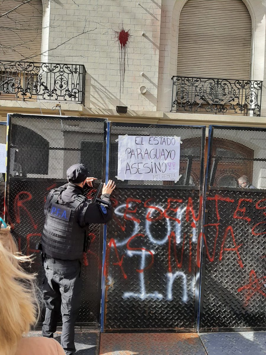 mreparaguay's tweet photo. El Gobierno de la República del Paraguay, a través del Ministerio de Relaciones Exteriores, condena en los términos más enérgicos el ataque violento perpetrado en la fecha contra la sede de su Embajada en la República Argentina.

➡️ https://t.co/sltvfdOkRc https://t.co/tIbkW6Arbr