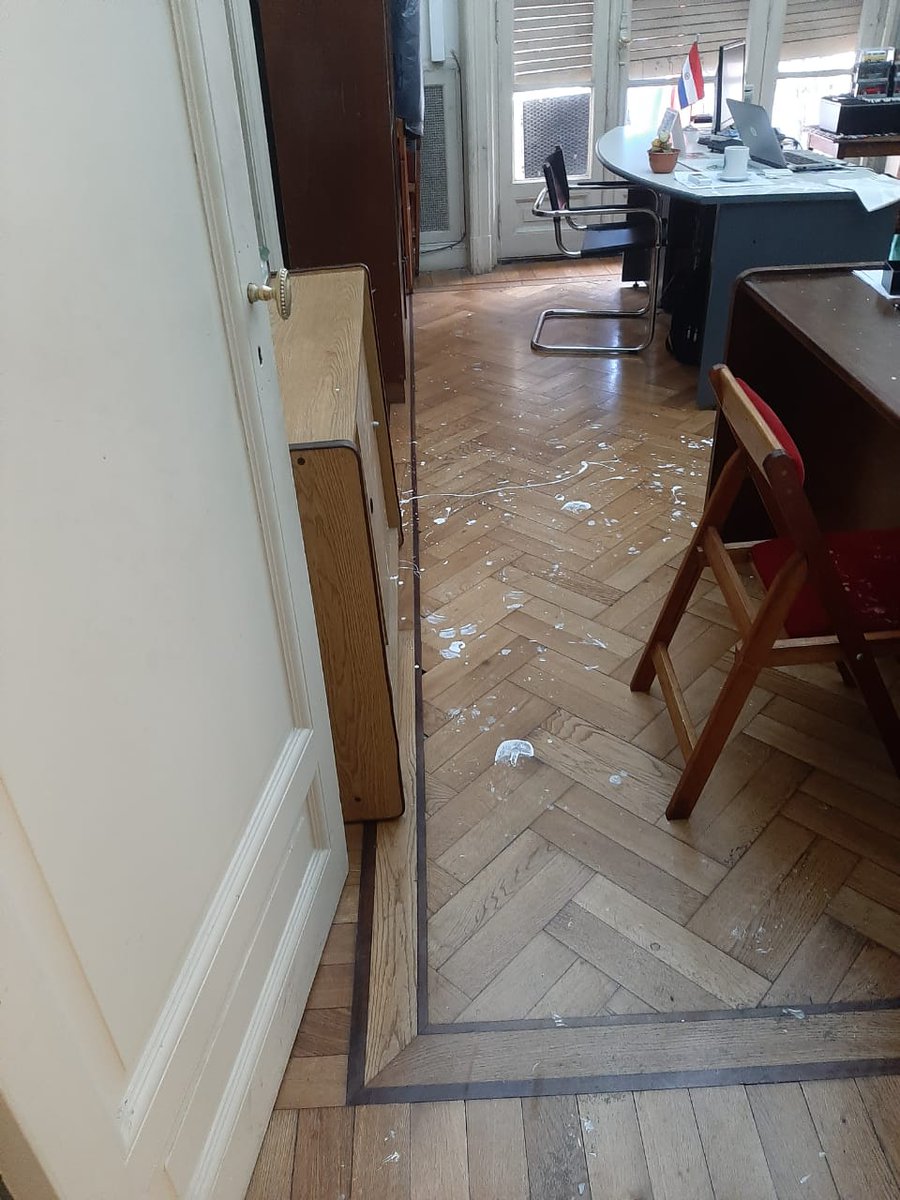 mreparaguay's tweet photo. El Gobierno de la República del Paraguay, a través del Ministerio de Relaciones Exteriores, condena en los términos más enérgicos el ataque violento perpetrado en la fecha contra la sede de su Embajada en la República Argentina.

➡️ https://t.co/sltvfdOkRc https://t.co/tIbkW6Arbr