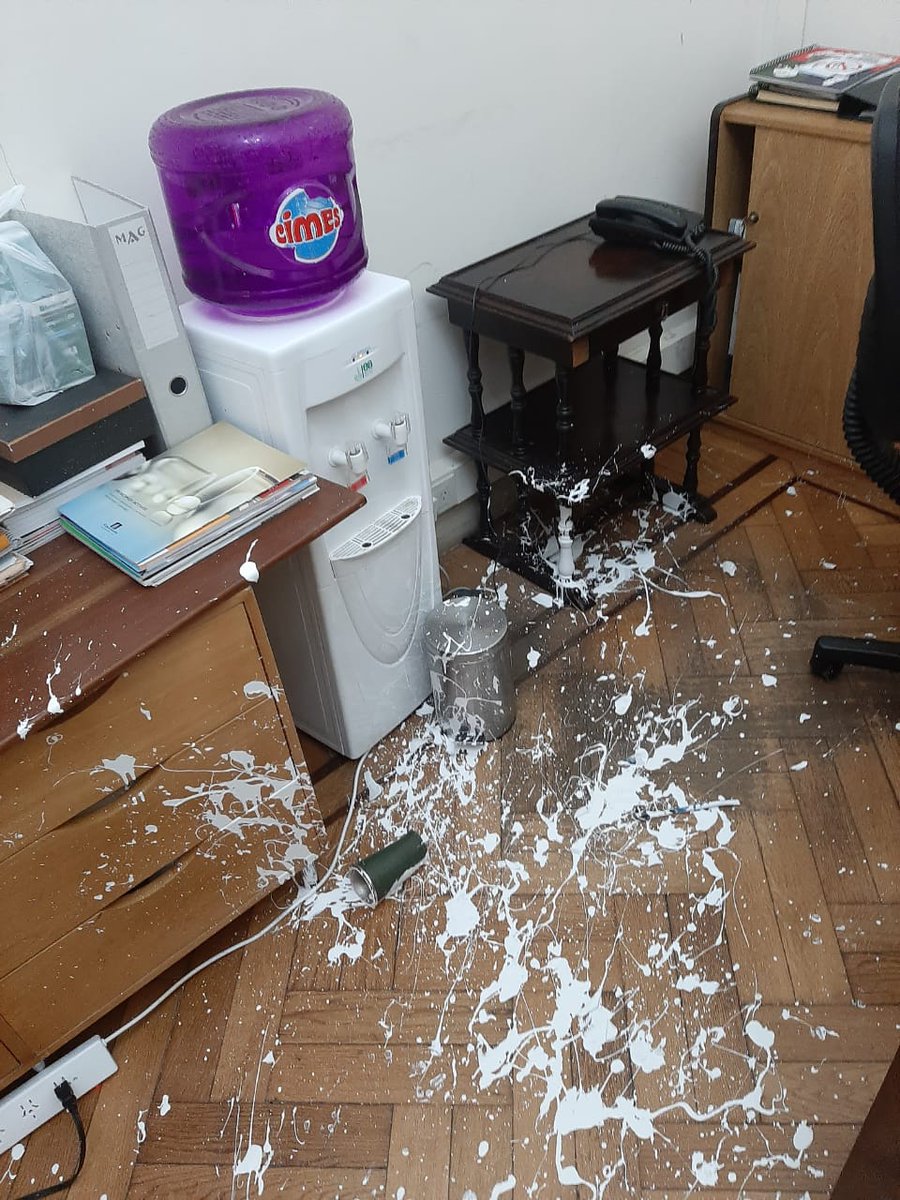 mreparaguay's tweet photo. El Gobierno de la República del Paraguay, a través del Ministerio de Relaciones Exteriores, condena en los términos más enérgicos el ataque violento perpetrado en la fecha contra la sede de su Embajada en la República Argentina.

➡️ https://t.co/sltvfdOkRc https://t.co/tIbkW6Arbr
