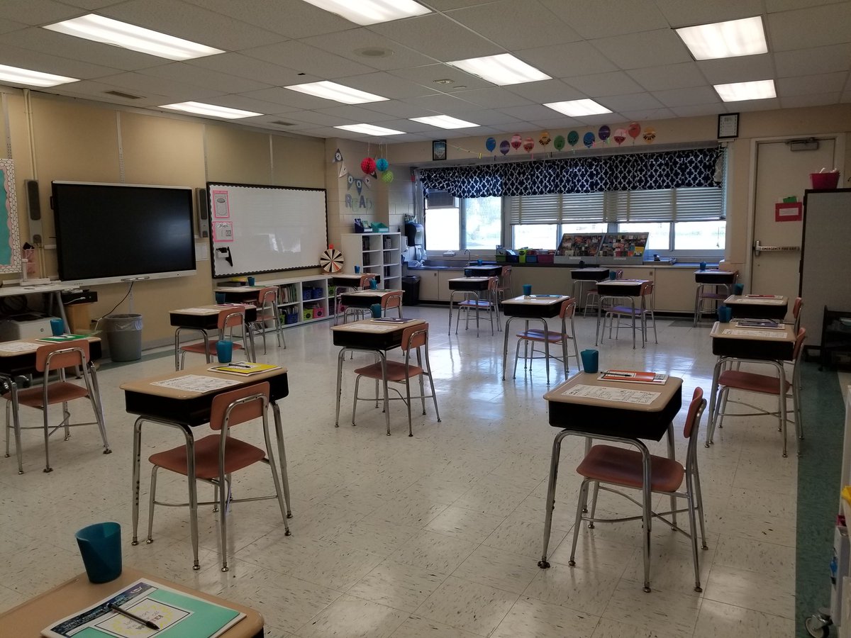 mrspoff5's tweet photo. Ready for my students! Welcome to 5-2!! @SachemSchools @GrundyAve https://t.co/YRiyfJ7sGY