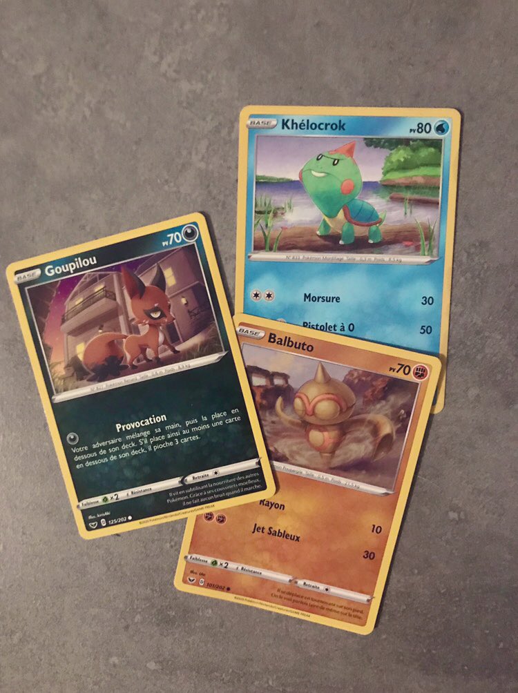 LucieCdvl's tweet photo. Une petite fille trop mims de mon resto jouait aux cartes Pokémon, et je lui ai dit que moi aussi avant j’adorais y jouer mais que maintenant je les avais plus etc

Et en partant elle m’a donné 3 de ses cartes en disant « comme ça toi aussi tu en as ! »

Mais JE FONDS 🥺❤️❤️ https://t.co/mYJj8AmDTe