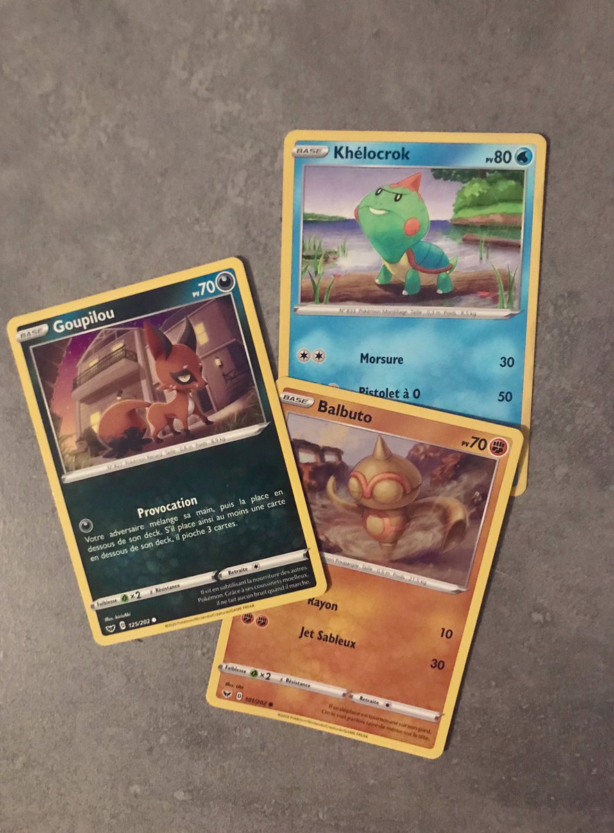 LucieCdvl's tweet photo. Une petite fille trop mims de mon resto jouait aux cartes Pokémon, et je lui ai dit que moi aussi avant j’adorais y jouer mais que maintenant je les avais plus etc

Et en partant elle m’a donné 3 de ses cartes en disant « comme ça toi aussi tu en as ! »

Mais JE FONDS 🥺❤️❤️ https://t.co/mYJj8AmDTe
