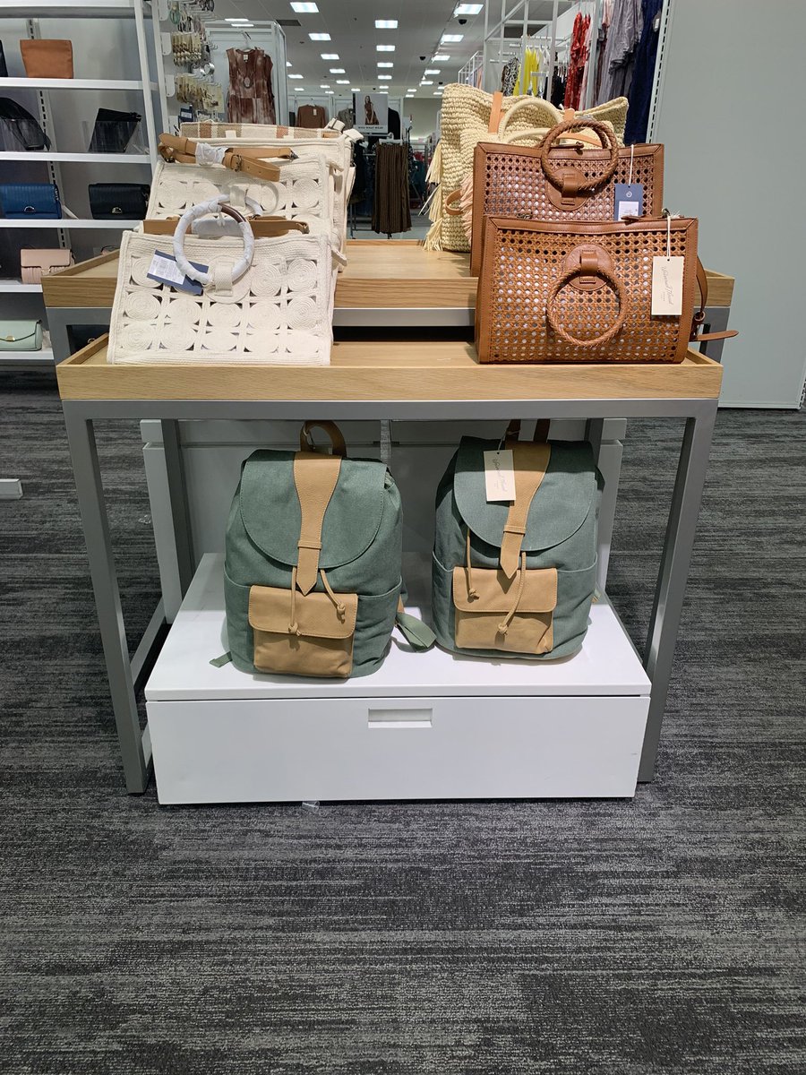 Oh just reminiscing on the accessory VMG that set a couple of weeks ago✨....TL Payton did an awesome job putting her finishing touches on this set! #t1505 #guestready #fallcolorstorys <a href="/KamilaHoss/">Kamila Hossan</a> <a href="/kristi_mac/">Kristi Darling</a>
