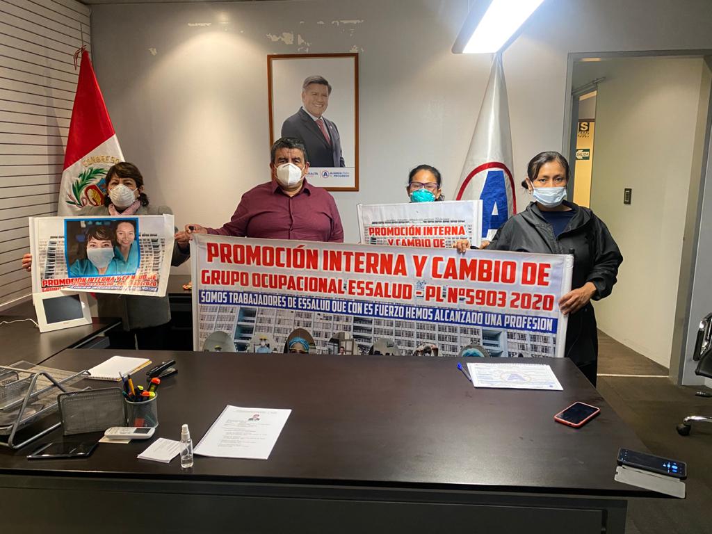HumbertoAcunaP's tweet photo. Diálogo importante con enfermeras Ruth Huamán Ayala y Erlina Gutierrez Sánchez y trabajadora social Silvia Sullón de @EsSaludPeru. Nuestro compromiso y apoyo a personal de sector salud siempre https://t.co/OKkrAD605c