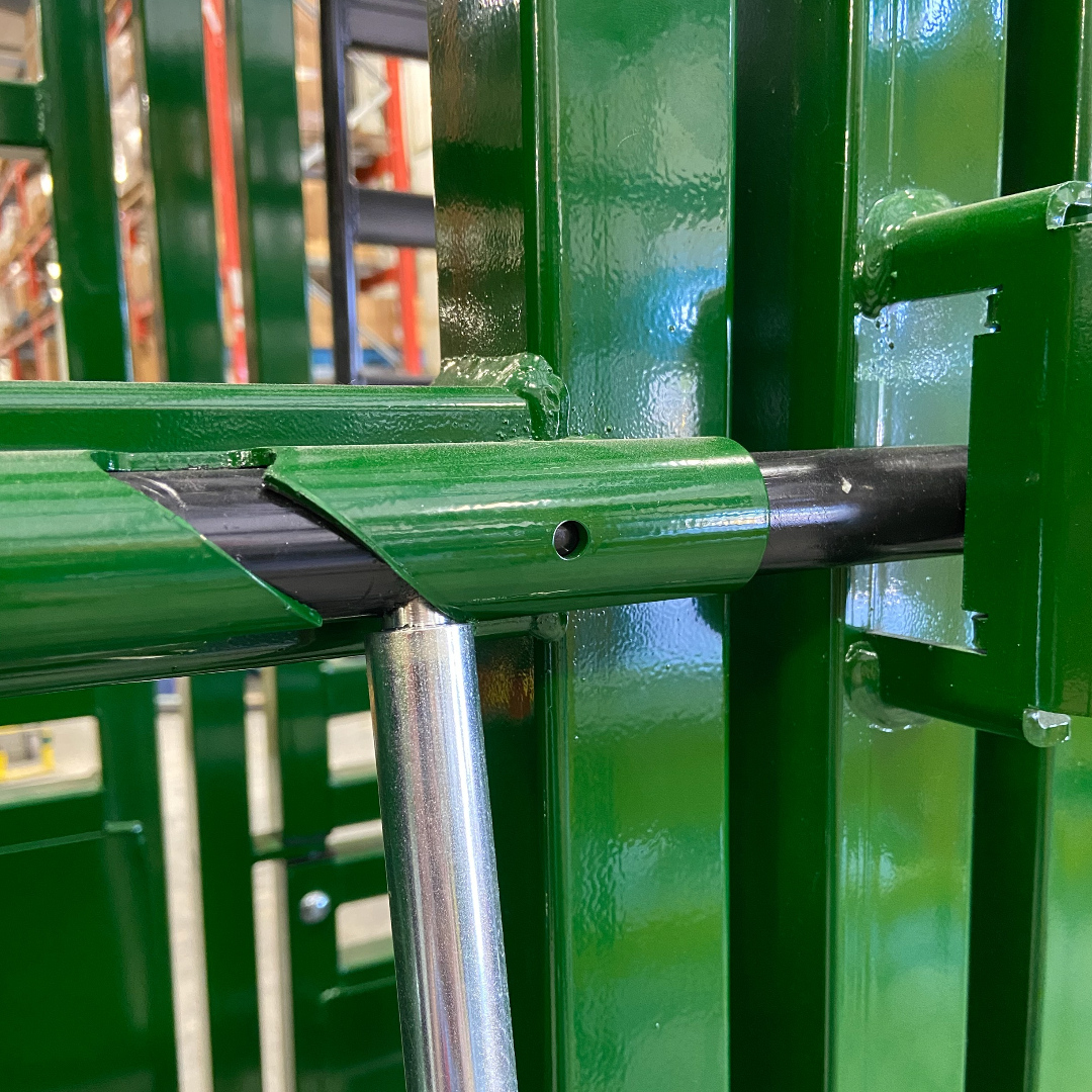 Arrowquip's tweet photo. Poly coated slam latches minimize impact noise when you close any gate or door on the chute.
It's all about the details.
https://t.co/YNcEu1A7w1
#qcatch #cattlechute #lowstresscattlehandling #squeezechute https://t.co/kzWyWeWXSh