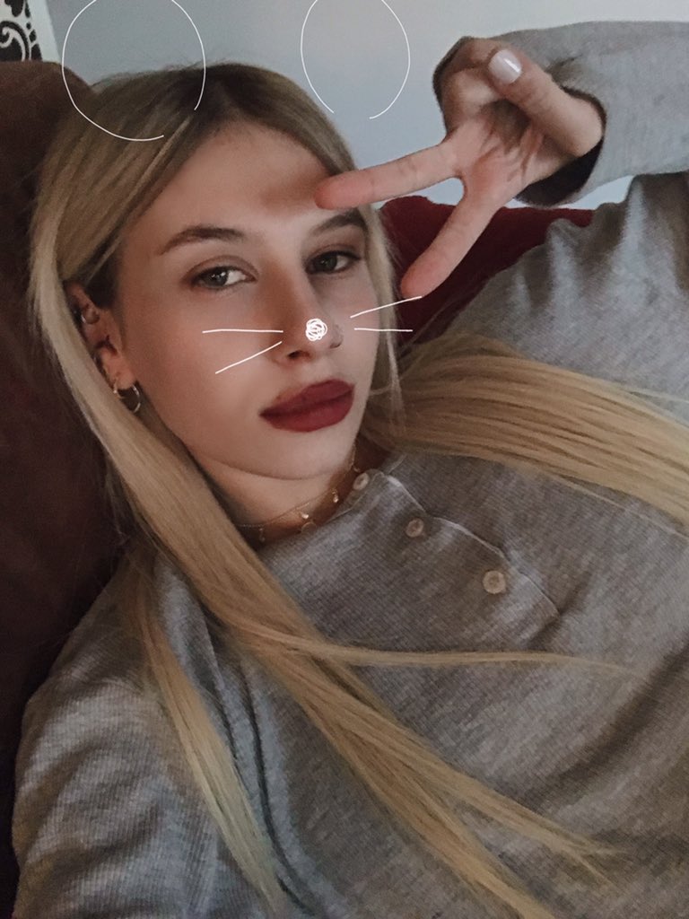 Non riuscendo a ringraziarvi singolarmente vi dedico uno dei miei pochi twitt (si scrive con due T?)
Grazie salottiners, siete le mie compagne di the preferite ☕️❤️
Love you
Vi lascio con l’immagine che ha dato vita alla nostra storia d’amore.
#ciavarrini #salottiners #tuliparty