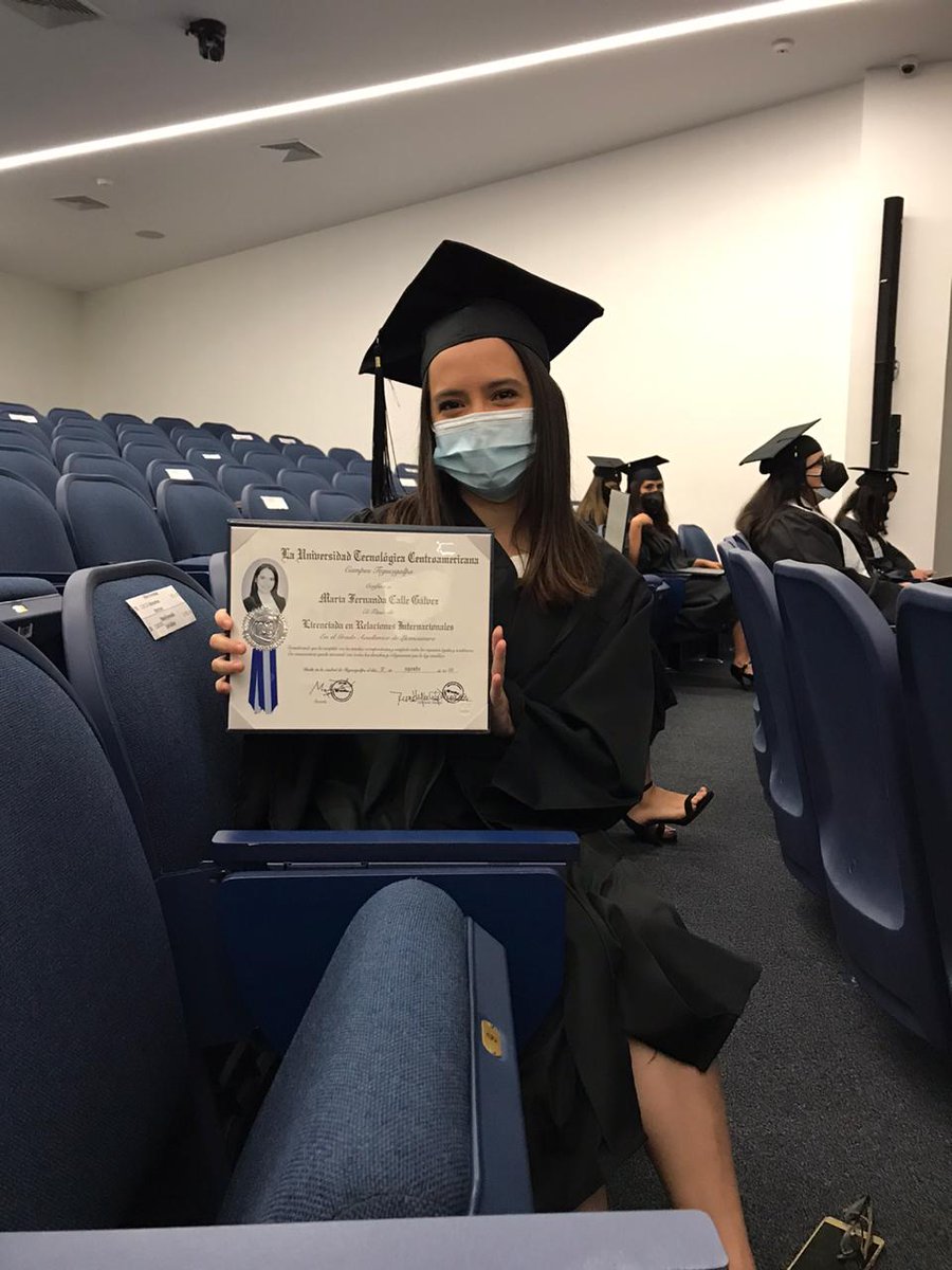 mafercalle4's tweet photo. Oficialmente Licenciada en Relaciones Internacionales🎉❤🏆 #QuarantineGraduation https://t.co/TCwOXBb8HI