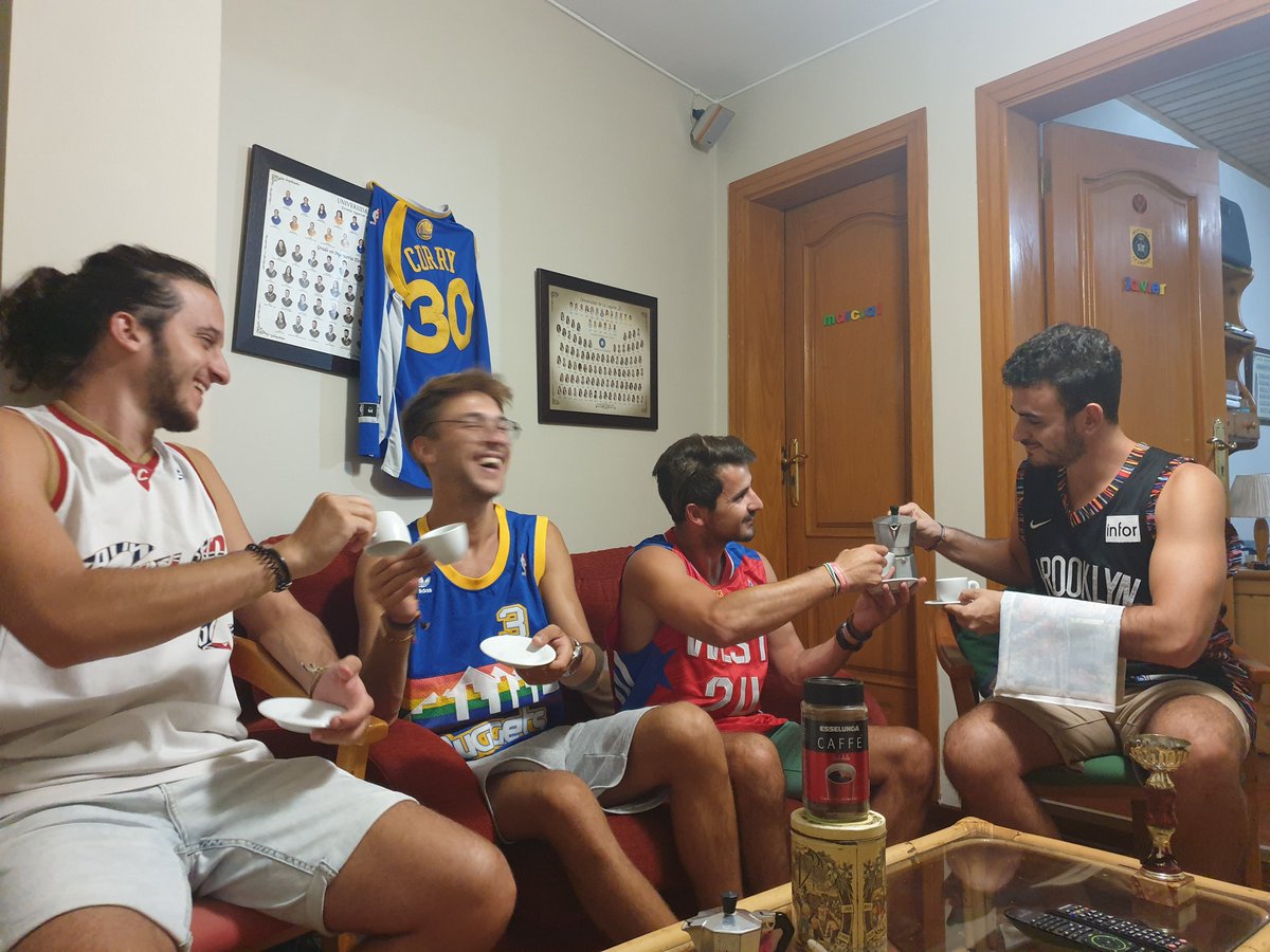 javiyayo's tweet photo. La hora del cafecito con Juan Valdez Buttler  #dormiresdecobardes #tiempodeplayoffs @MovistarNBA https://t.co/KbS33c2CSh