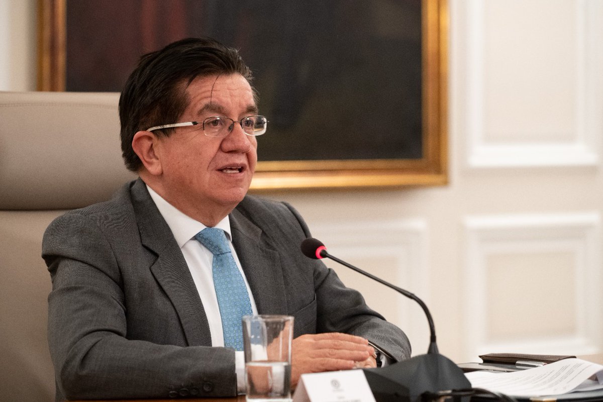 MinSaludCol's tweet photo. “Cumpliendo el compromiso con los profesionales de la salud que cursan especialidades médico-quirúrgicas, la @AdresCol inició el #PagoAResidentes, como reconocimiento a su importante labor y apoyo a su proceso formativo” ministro @Fruizgomez https://t.co/XzcTeyGim8