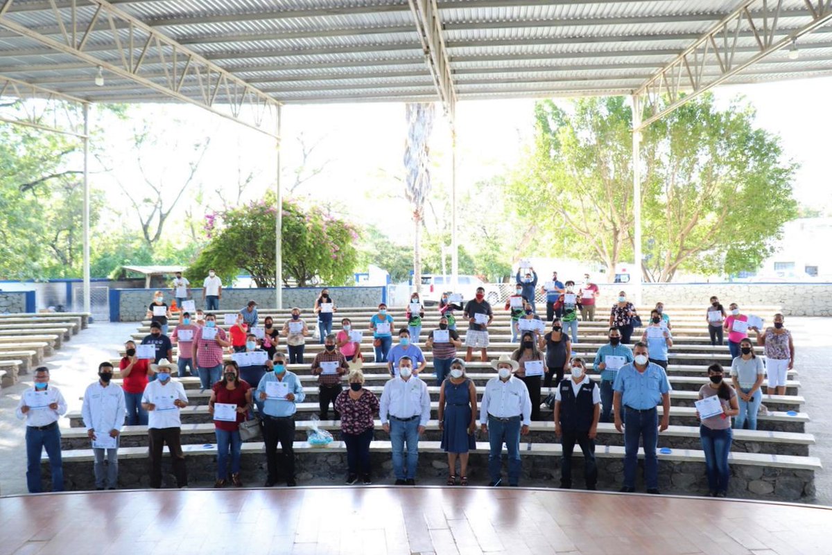 SECTUR_TAM's tweet photo. En gira del trabajo por la zona del altiplano tamaulipeco, el secretario de Turismo de #Tamaulipas, @ferolivera09, entregó nuevas constancias de buenas prácticas en limpieza “SaniTam Pro”, a empresarios del Pueblo Mágico de Tula y del municipio de Jaumave.
#LaSorpresaDeMéxico https://t.co/hxtNrDSFoV