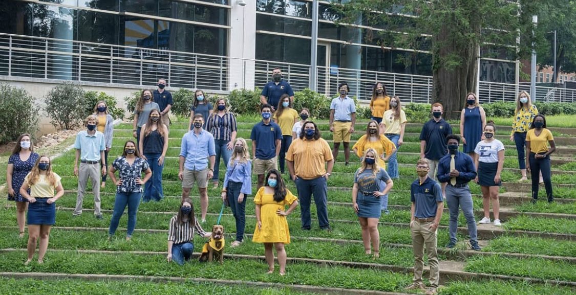It was nice to take a picture with these Roan Scholars! 💛💙 (social distancing &amp; wearing masks of course!) <a href="/RoanScholars/">Roan Scholars</a> <a href="/etsu/">ETSU</a>