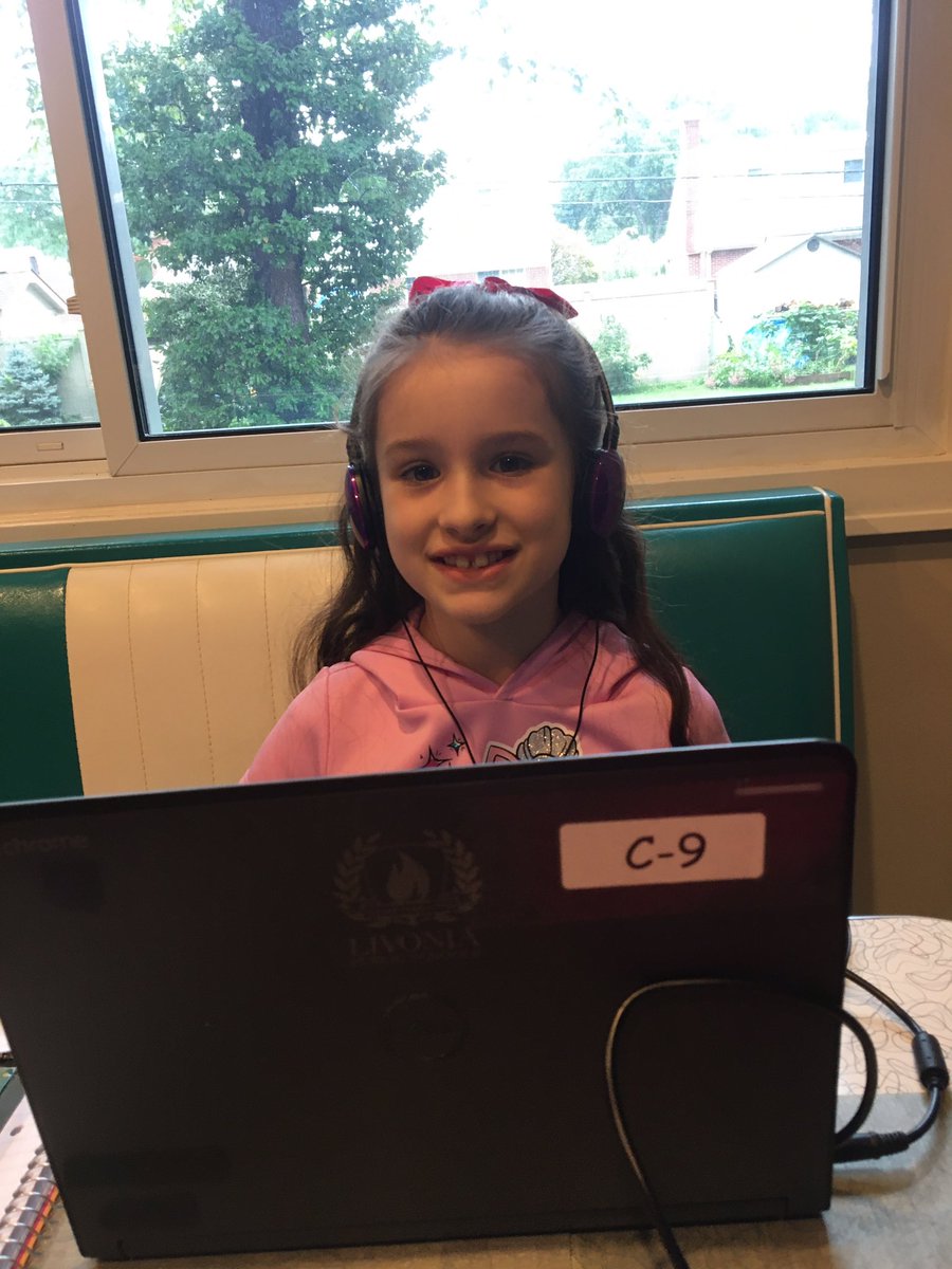 JeanetteWilli's tweet photo. We have our Chrome Book workstations all set up for virtual first day of School. 👍#firstdayofschool #LPSFirstDay #BuchananBears #RileyWildcats #LivoniaPride #LivoniaPublicSchools https://t.co/2IZRpY96U4