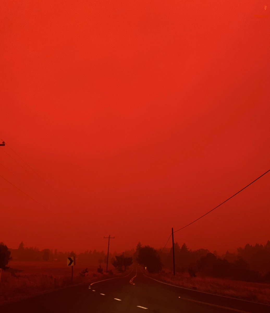keira_dawn_'s tweet photo. 3 pm in silverton, oregon today,,, why is no one talking about these wildfires https://t.co/cyOdpRihm4