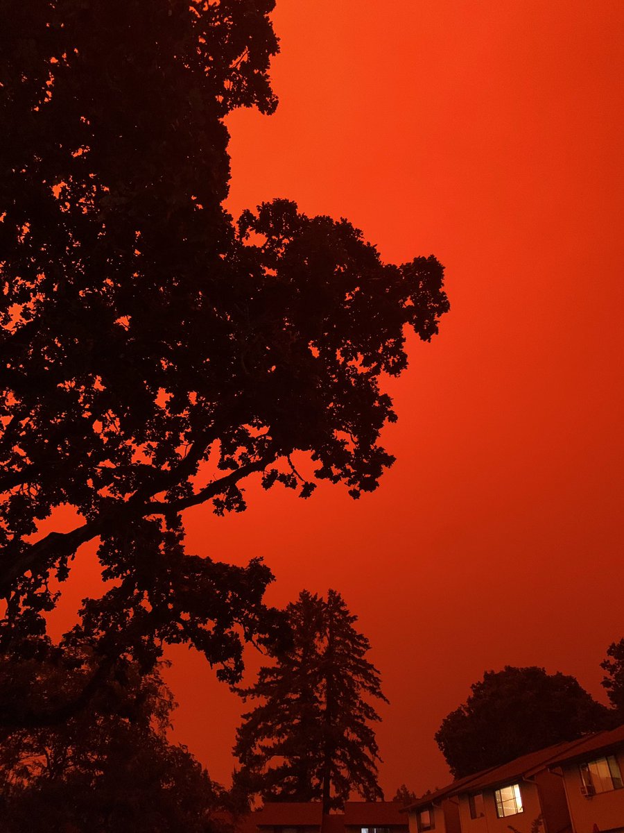 keira_dawn_'s tweet photo. 3 pm in silverton, oregon today,,, why is no one talking about these wildfires https://t.co/cyOdpRihm4