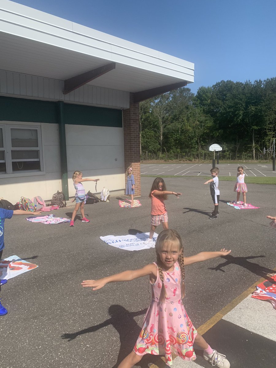 cmottolaking's tweet photo. Storytime Yoga in our new outdoor library. Read The Three Yogis... #fllibrary #outdoorlibrary @susanverde @ForestLakeWsd @RyanAliperti https://t.co/CPe6t1OE3r