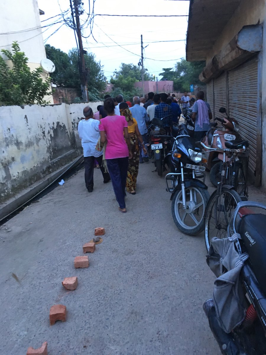 KaShailu's tweet photo. मुराईन खेरा भद्रुख LKO स्थित कोटेदार सतीश की सरकारी राशन दुकान पर पर्ची(टोकन) के वितरण हेतु कोई व्यवस्था/सोशल डिस्टन्सिंग का पालन नहीं किया जा रहा, लाइन में लगे महिलाओं/अन्य निवासियों को पर्ची नहीं दी गई, छीना झपटी से वितरण किया गया
6 am
@lkopolice
@Uppolice
@AdminLKO @CMOfficeUP https://t.co/70I9nkS2bv