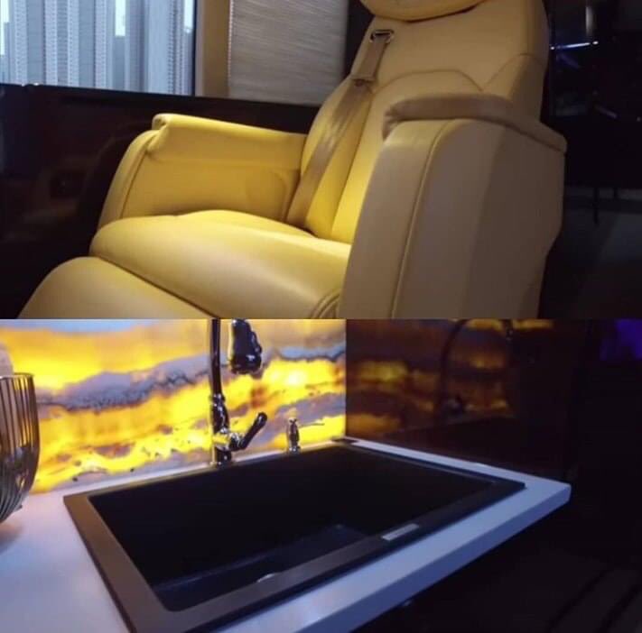 BTSVietnam_SAM's tweet photo. Bangtan đang sử dụng xe bus Hyundai Premium Bus và chỉ có DUY NHẤT một chiếc xe bus này ở Hàn Quốc
@BTS_twt #BTS #ARMY https://t.co/OWTJg8Vm5h