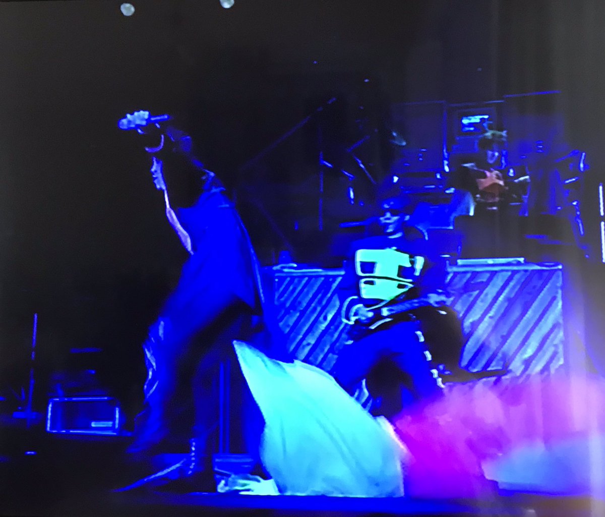 crazy4utu's tweet photo. この前黒BOXコンプリートして、全然時間取れなくて今やっと見はじめたんだけど…
冒頭からたかしヤバし‼️🤤😍
やっぱ「コ」の威力半端ない‼️
もうこのシーンだけでご飯🍚９杯いけるな（EXPO超える勢い）
＃FANKSCRYMAX
＃TMNETWORK https://t.co/fawF3mGmty