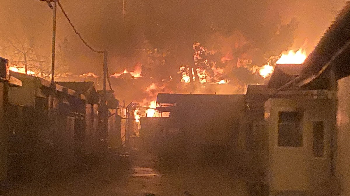 th_voulgarakis's tweet photo. Hell on earth tonight in Moria, everything is burning ... https://t.co/EcRx6xvrIp
