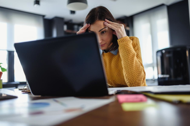 HealthcareChic's tweet photo. Feeling isolated is common for those working from home. @fosslien and @molliewest offer tips to help tackle stress and emotions during #RemoteWorking via @mitsmr. #FutureOfWork #wellbeing https://t.co/yDYqJv25t0 https://t.co/bLnZdEET5q