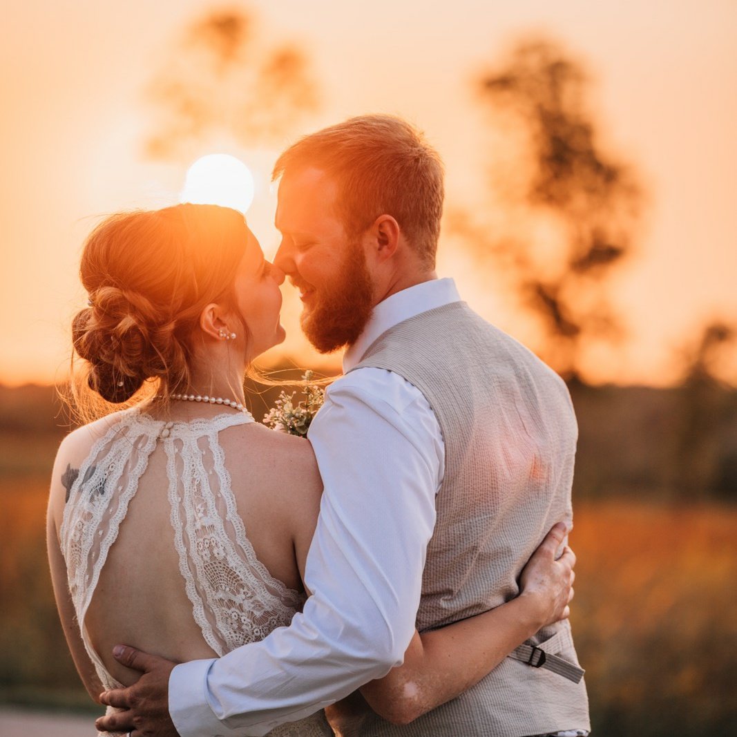BrooklynBitting's tweet photo. Hey twitter, I got married Saturday. 😍 #NewProfilePic https://t.co/d2qdXuryc6