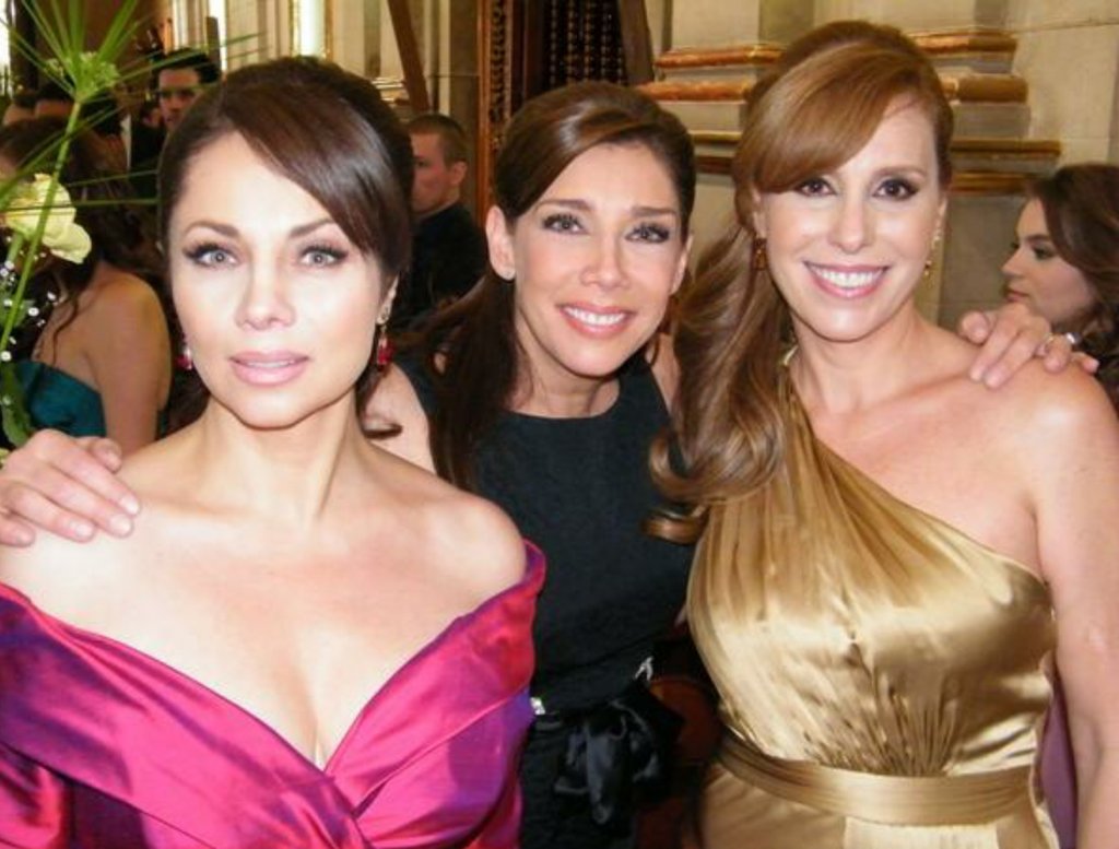 Primerísimas ACTRICES Mexicanas😍 <a href="/cecilgab11/">CeciliaGabrielaOf</a> <a href="/KlitboCynthia/">Cynthia Klitbo</a> <a href="/azelarobinson/">Azela Robinson</a> Súper foto recuerdo❤📺 #CachitoDeCielo2012