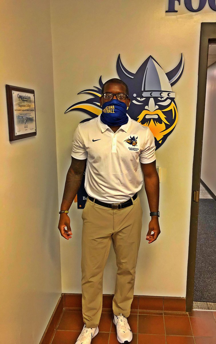 coach_lakes's tweet photo. Augustana University 🔵🟡🏈

Year ✌🏾.... 🚨

Optimistic Improvement 🎯taking it one day at a time.... 

#MaskedLearningSeason🎭 https://t.co/629KBlct88