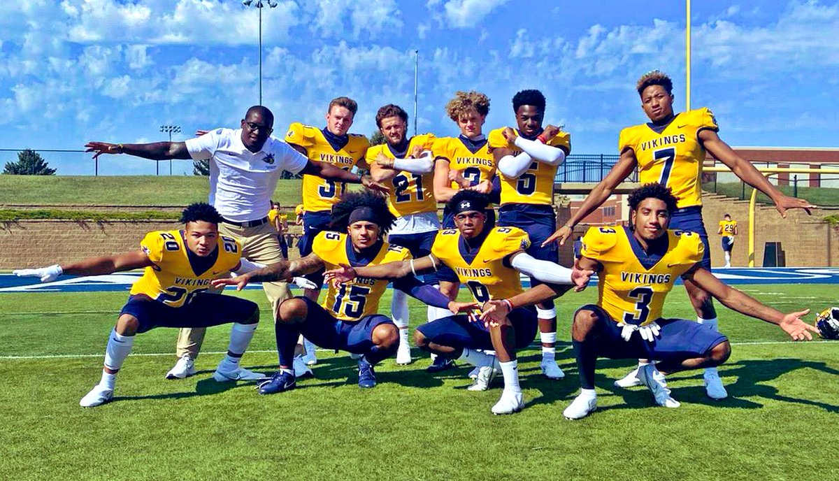 coach_lakes's tweet photo. Augustana University 🔵🟡🏈

Year ✌🏾.... 🚨

Optimistic Improvement 🎯taking it one day at a time.... 

#MaskedLearningSeason🎭 https://t.co/629KBlct88