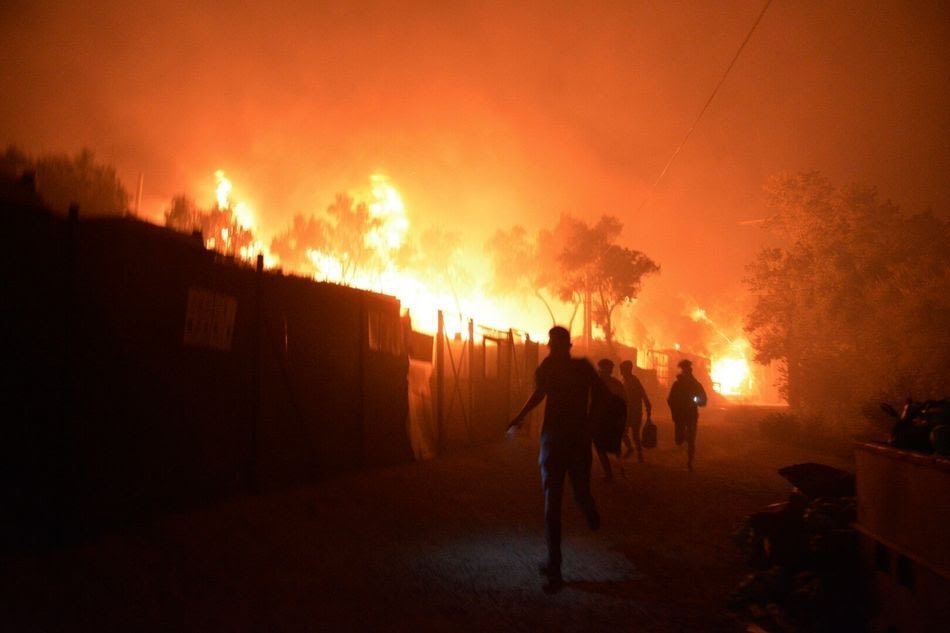 Campo de #Moria (Lesbos) ardiendo. Quemados en campos de detención en suelo europeo, o abandonados en el mar hasta la muerte. Qué bonita nos está quedando esta #UE