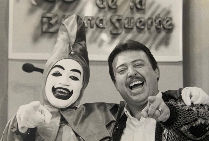 TelevisaPuebla's tweet photo. 📺 Enrique Limón Sosa, junto con Germán Ortega interpretando al "Arlekas" fueron los protagonistas del #ClubDeLaBuenaSuerte 🍀 programa de televisión ícono de los 90's https://t.co/5hjRUNteNx