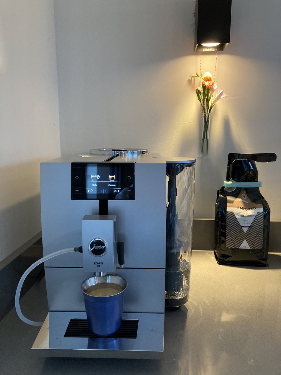 NicoleMSwart's tweet photo. Nieuwe beste vriend #koffie #thuiswerken #33jaar https://t.co/KaXSpZpAmS