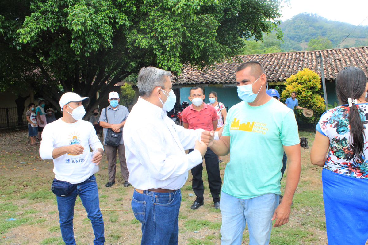 Xn0wZ503's tweet photo. Recorrimos varios cantones y caseríos de Sensuntepeque para llevar bolsas solidarias  y apoyar a  más de mil familias. Hoy más que nunca mi compromiso con Cabañas continúa. #CuentenConmigo
 #SigamosAdelante https://t.co/boxpLIAfcZ