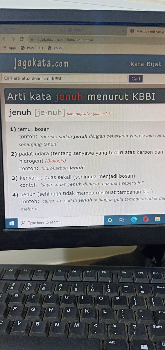 manklintang's tweet photo. Aku tak mengerti arti jenuh versi mu.. kau meninggalkan dengan kata 'jenuh' dan kini kau muncul dengan kata itu lagi.. 
aku ingin tertawa saja. 😂 https://t.co/7QOR7TXakq