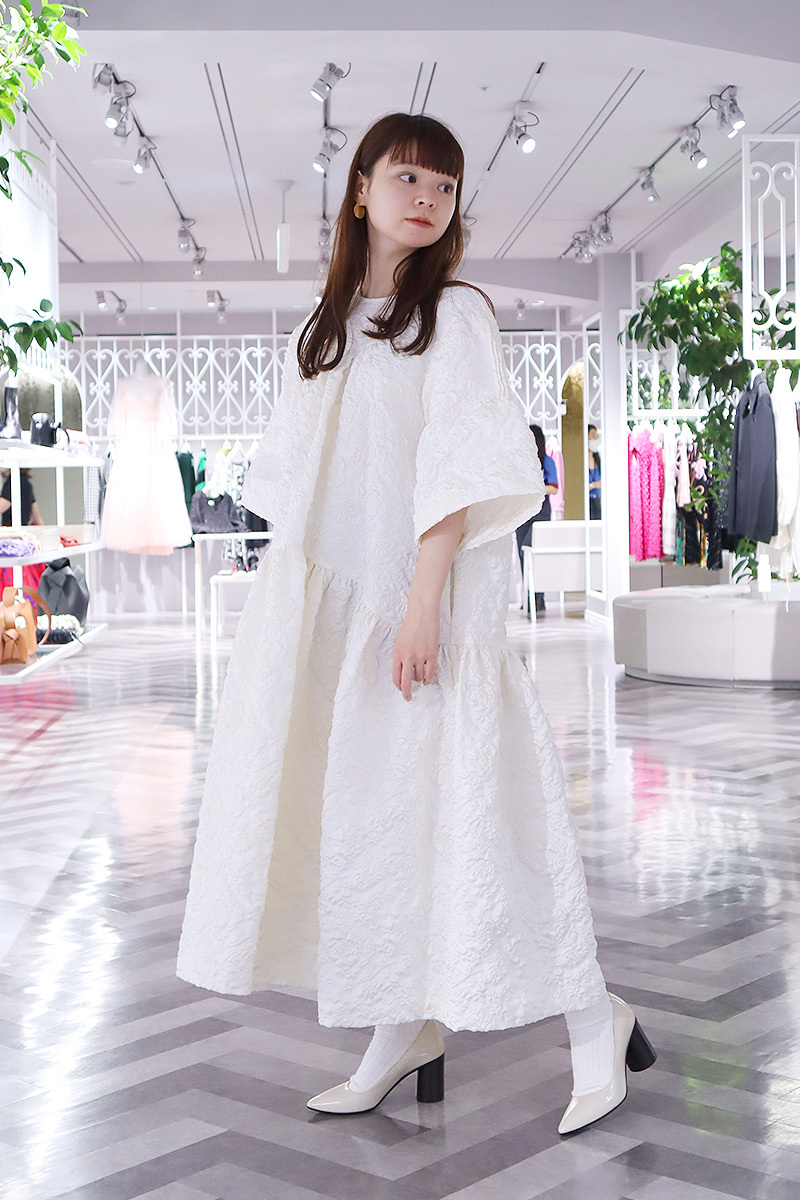 Simone Rocha（シモーネ・ロシャ）」の新作から、ボリュームたっぷりの