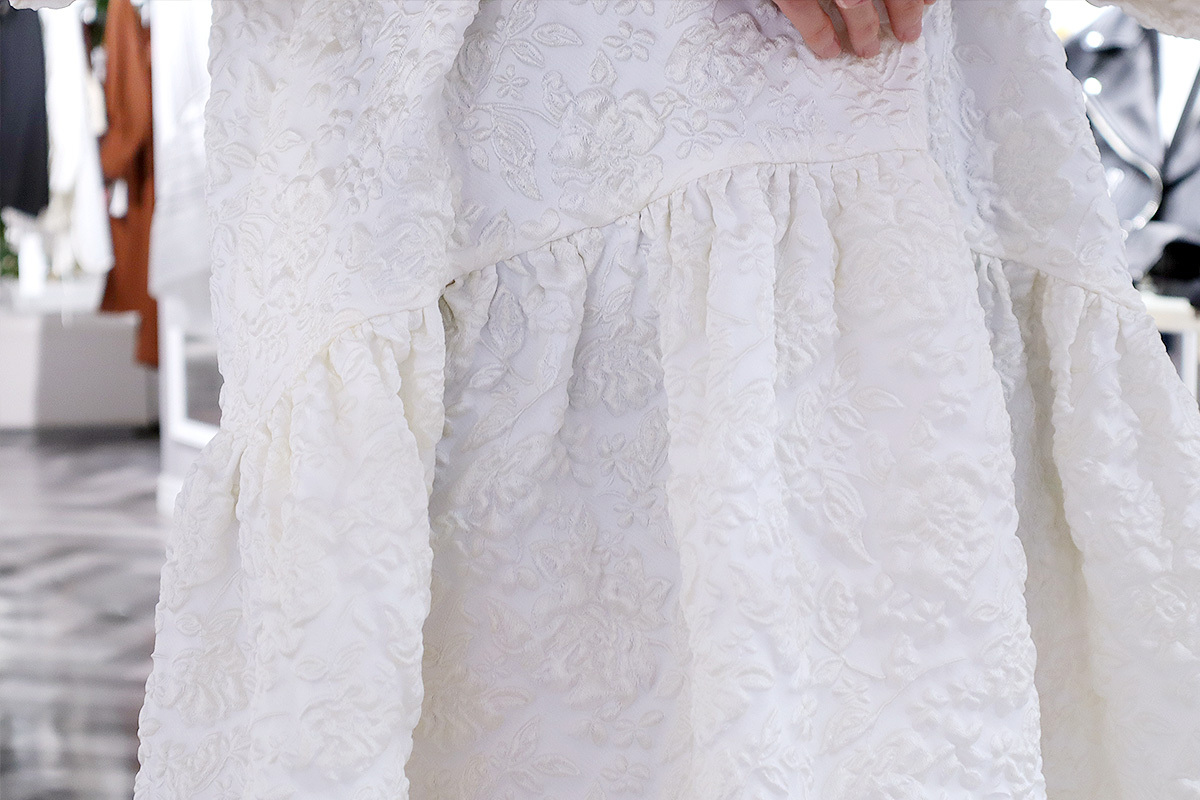 Simone Rocha x  ホワイトワンピース 34 Simone Rocha（シモーネ・ロシャ）」の新作から、ボリュームたっぷりの