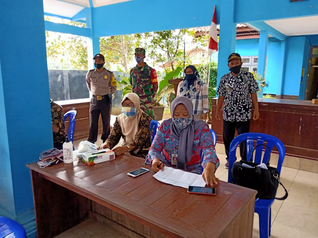KoramilG's tweet photo. Gumelar. Monitoring Penyaluran Bantuan Langsung Tunai (BLT) DD Desa Paningkaban Kec. Gumelar Kab. Banyumas. Pada Rabu, 9 September 2020 bertempat di Balaidesa Paningkaban Kec. Gumelar. Hadir dalam kegiatan Kades Paningkaban, Babinsa dan Bhabinkamtibmas. https://t.co/2BpC5Htqab