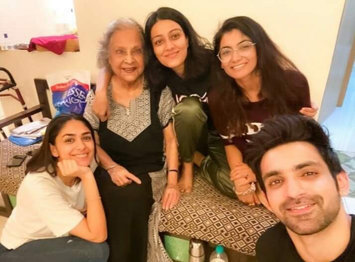 VolschenkGerna's tweet photo. #Daadi with her grand daughters ❤ #Buboo #Purvi #Pragya #Kumkumbhagya @mrunal0801 @charumehra2 @sritianne https://t.co/Uoi4zuLhCq