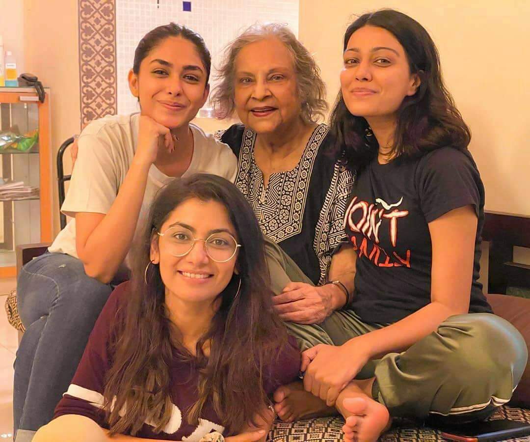 VolschenkGerna's tweet photo. #Daadi with her grand daughters ❤ #Buboo #Purvi #Pragya #Kumkumbhagya @mrunal0801 @charumehra2 @sritianne https://t.co/Uoi4zuLhCq