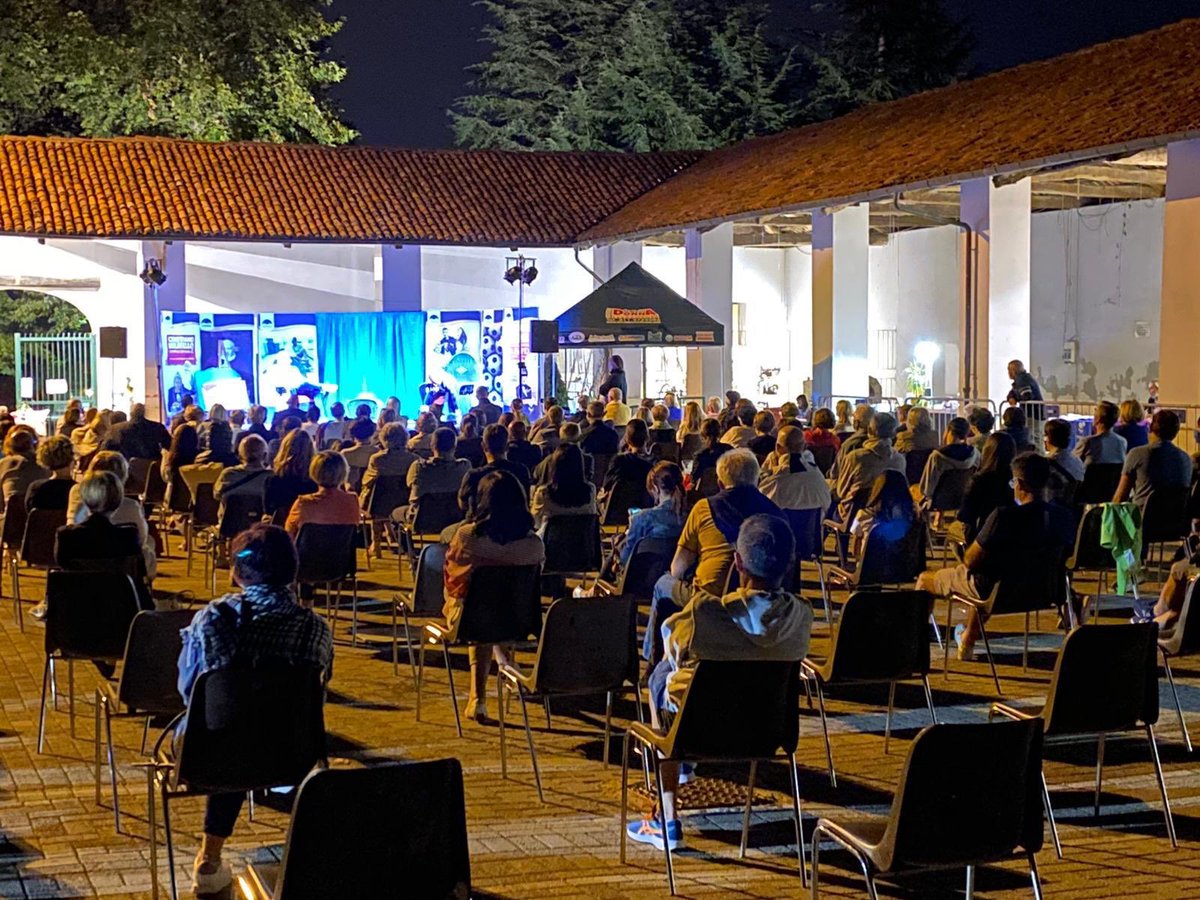 BaldiniCastoldi's tweet photo. Ieri sera a Carmagnola bellissimo incontro con @CriMilitello 
#DiariodeiCartelli ⚠️🚸🈴🚷💢💯 

#LettidiNotte @Striscia @RadioR101 

#cristianomilitello https://t.co/vWDsPUNqRt