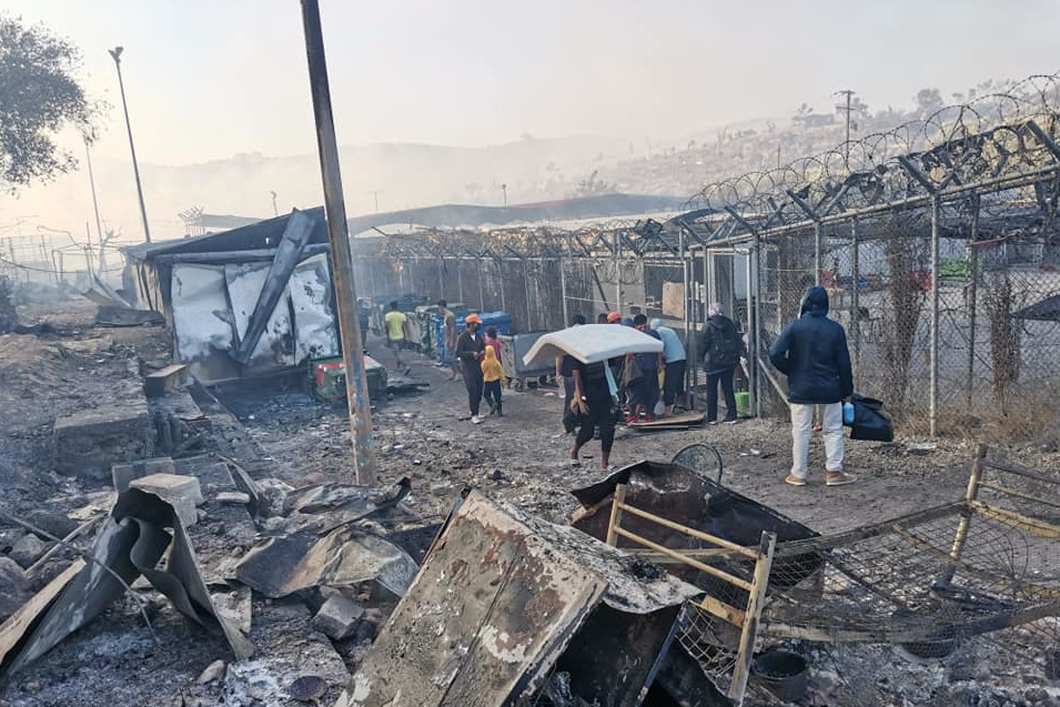 nothilfe's tweet photo. „Nach diesem verheerenden Brand darf Europa nicht länger die Augen verschließen und muss Moria und die anderen Lager auf den griechischen Inseln endlich evakuieren.“ 
@LenzRamona in unserer Pressemitteilung zum Brand in #Moria auf #Lesbos. 

Zur PM: https://t.co/41fRMJeuq3 https://t.co/OQCCcfmwij