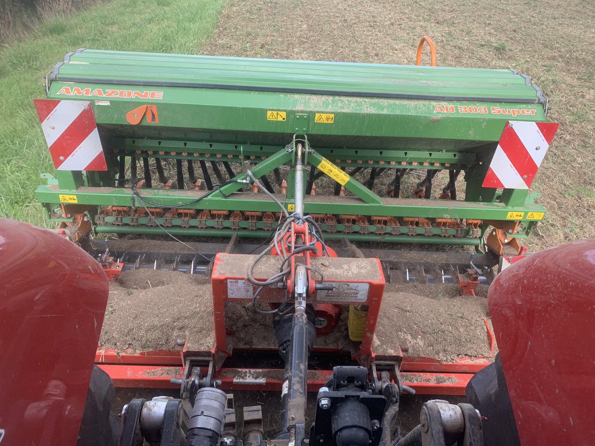 NotteauV's tweet photo. Mise en place d’essais en couvert permanent de luzerne. Directement herse rotative semoir dans des jachères vieilles de 18 ans. 10kg de #luzerne Fado et 3 kg de #colza semence de ferme. #acs https://t.co/zfqIq994hS