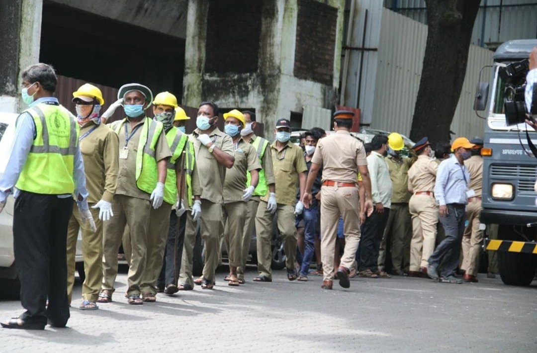 AnkitaT94486714's tweet photo. First they threatened her then they abused her and now they arrived for demolition, this is how Maharashtra govt runs their gundaraaj.
#NationStandsWithKangana #ShameOnBMC #ShameOnMaharashtraGovt https://t.co/MKf7EXckRl