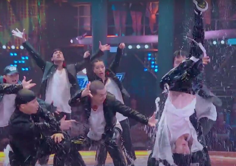 I love this pic of his team   #WetYibo